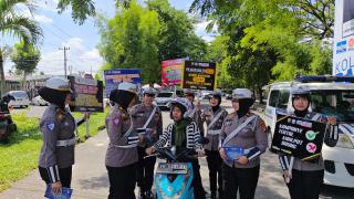 TIM COOLING SYSTEM DITLANTAS POLDA RIAU EDUKASI PENGENDARA YANG MELINTAS DI BUNDARAN TUGU KERIS